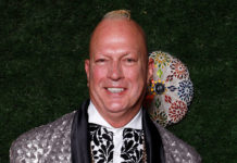 ELVIS LOPEZ FELIZ CU E REGALO DI UN AUTO