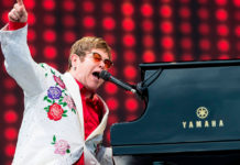 ELTON JOHN A PERDE HOPI PLACA DOOR DI COVID-19