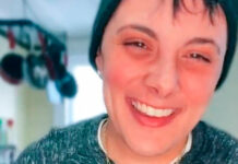 UN STREA DI TIKTOK A MURI PLACHA DEN SU SUV