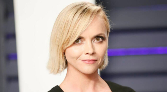 CHRISTINA RICCI TA ESTRENA SU ‘BABY BUMP’ DEN LINGERIE