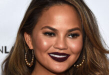 CHRISSY TEIGEN A CELEBRA 50 DIA SOBRIO