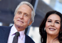 MICHAEL DOUGLAS Y CATHERINE ZETA-JONES CELEBRANDO AMOR